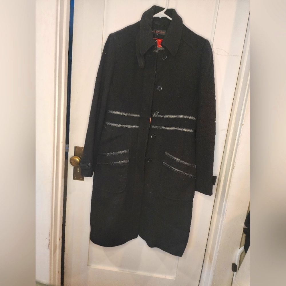 Coat that goes down to knees approximately